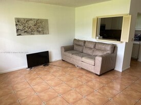 8 Fanshaw Dr in Boca Raton, FL - Building Photo