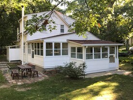 275 Hamilton Ave in Cutchogue, NY - Building Photo