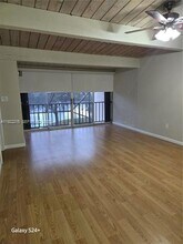 7601 SW 105th Ave in Miami, FL - Foto de edificio - Building Photo