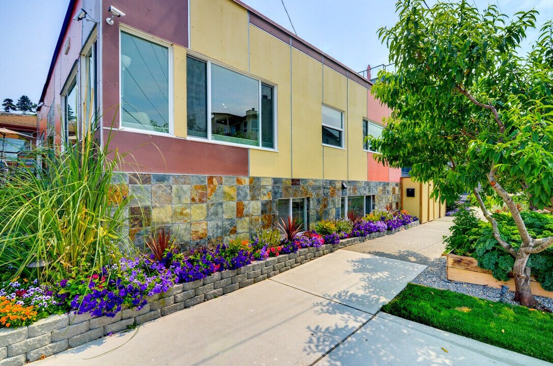 2430 Alki Ave SW in Seattle, WA - Building Photo