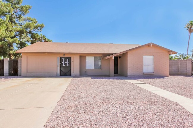 18819 N 13th Ave in Phoenix, AZ - Foto de edificio - Building Photo