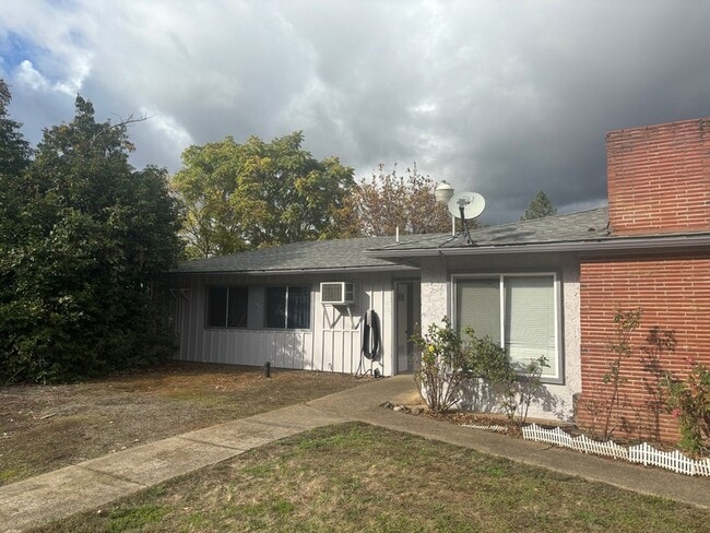 3026 NE Douglas Ave in Roseburg, OR - Building Photo - Building Photo