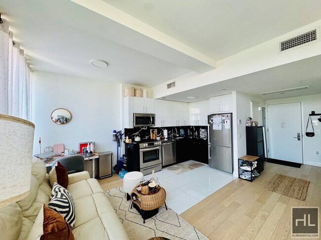 Stunning 1 bedroom with private balcony, DW, Microwave & Laundry hookup, Unit 305 in Bronx, NY - Foto de edificio - Building Photo