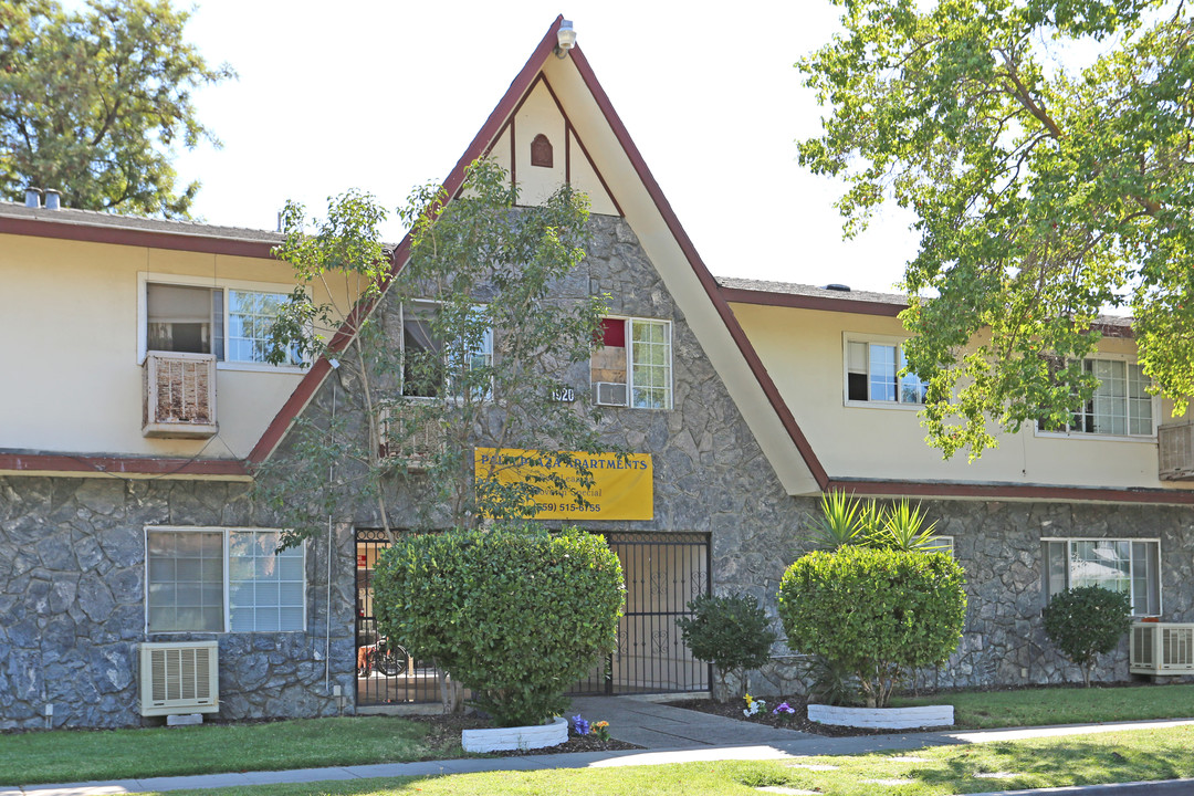 Palm Plaza Apartments in Fresno, CA - Building Photo