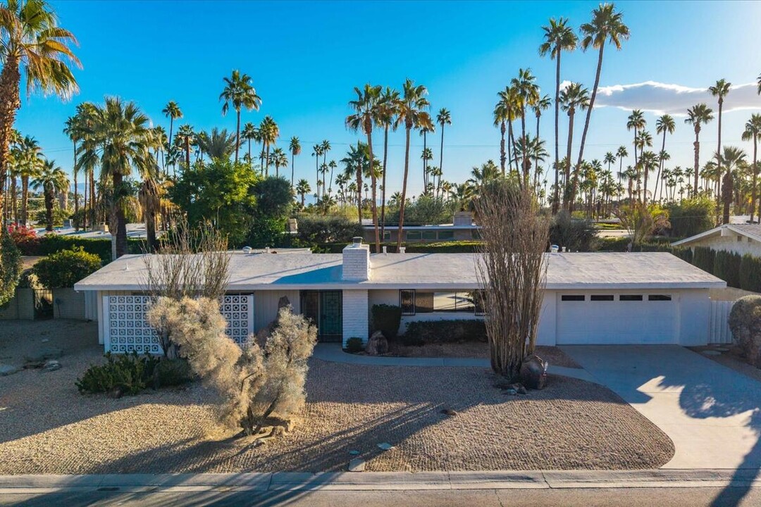 1120 S Paseo De Marcia in Palm Springs, CA - Building Photo