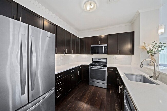 320 Maverick St, Unit 405 in Boston, MA - Building Photo - Building Photo