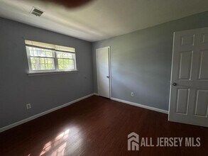 322 College Dr in Edison, NJ - Building Photo - Building Photo