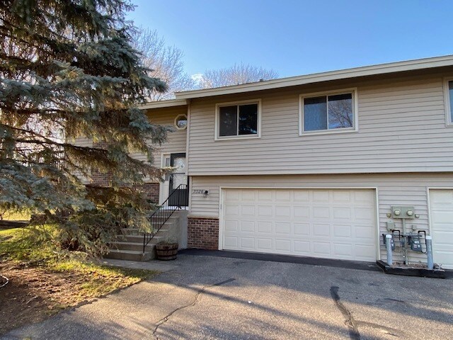 7026 Pima Ln in Chanhassen, MN - Building Photo