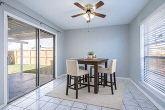 10215 Kirkwren Dr in Houston, TX - Building Photo - Building Photo