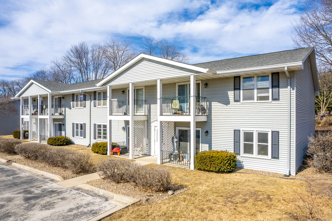 Crossroads Colony Condominiums in West Des Moines, IA - Building Photo