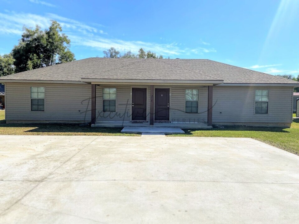 308 E 1st St in Iowa, LA - Building Photo