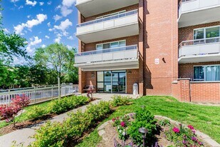 2740 Jane Street in Toronto, ON - Building Photo