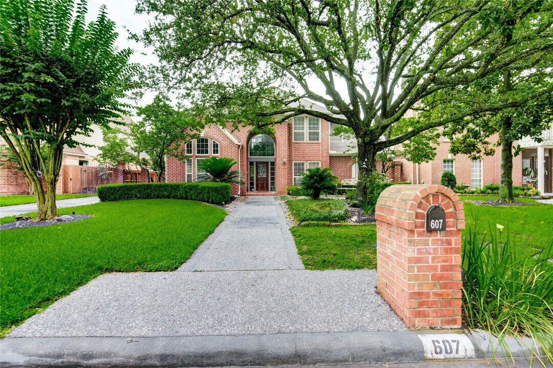 607 Barkers Cove in Houston, TX - Building Photo