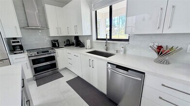 1392 Canary Island Dr in Weston, FL - Foto de edificio - Building Photo