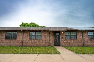 901 Harding St in Coffeyville, KS - Building Photo