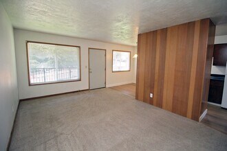 930 SW Gibbs St-Unit -11 in Portland, OR - Building Photo - Building Photo
