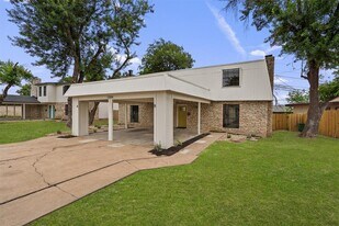 1304 Fairbanks Dr in Austin, TX - Building Photo