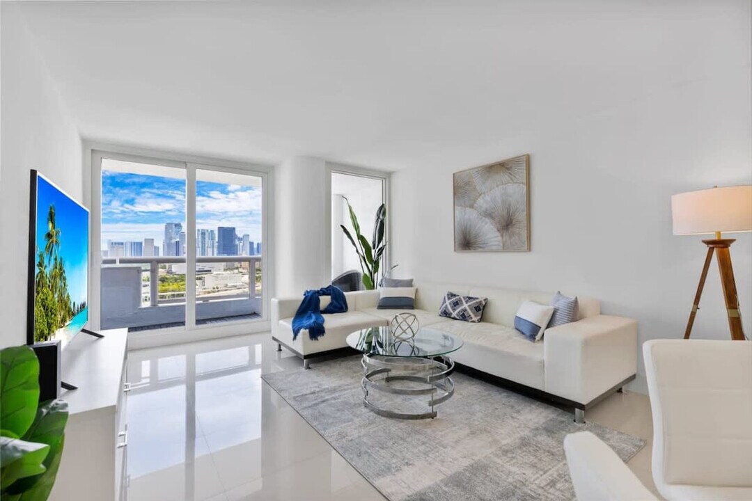 1717 N Bayshore Dr in Miami, FL - Building Photo