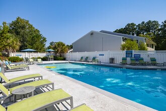 Azure Cove Apartment Homes in Garden City, GA - Foto de edificio - Building Photo