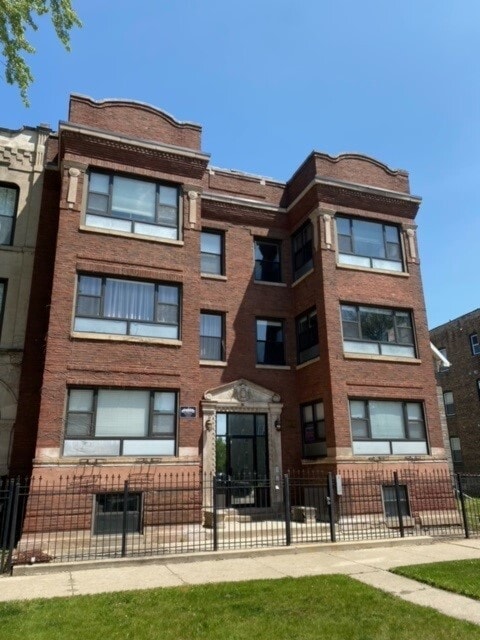 property at 4819 S Prairie Ave