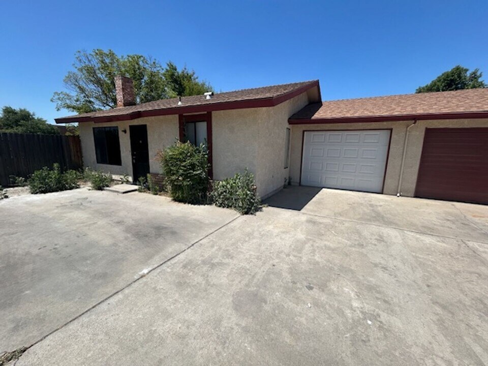 2149-2149 S Divisadero St in Visalia, CA - Building Photo