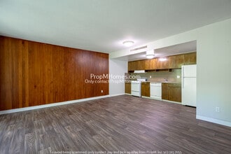 Bay Roc Apartments in Lake Oswego, OR - Building Photo - Building Photo