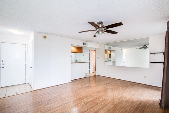 3919 Fairmont Pkwy in Pasadena, TX - Foto de edificio - Building Photo