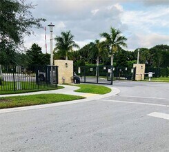 640 Pioneer Way in Royal Palm Beach, FL - Building Photo - Building Photo