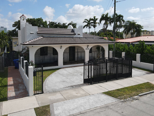 1721 SW 24th Ter in Miami, FL - Building Photo - Building Photo