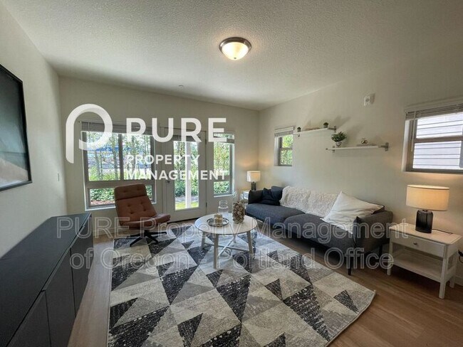 22025 NE Halsey St in Fairview, OR - Building Photo - Building Photo