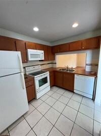 127 NW 93rd Ave, Unit 206 in Pembroke Pines, FL - Building Photo - Building Photo