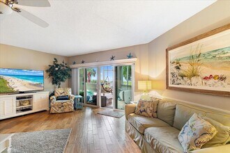 5621 Gulf of Mexico Dr, Unit 103 in Longboat Key, FL - Foto de edificio - Building Photo