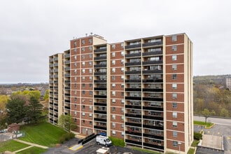 Kings Forest Manor in Hamilton, ON - Building Photo - Building Photo