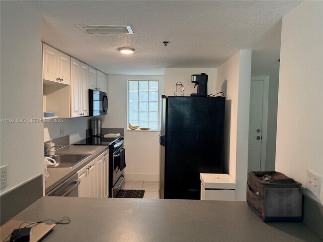 695 SW 11th St in Miami, FL - Building Photo - Building Photo