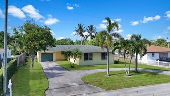 2022 Collier Ave in Lake Worth Beach, FL - Building Photo