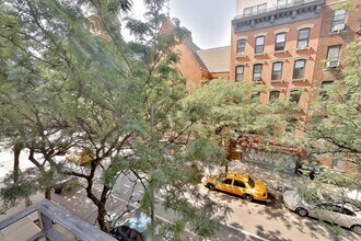 279 E 10th St, Unit 7 in New York, NY - Foto de edificio - Building Photo