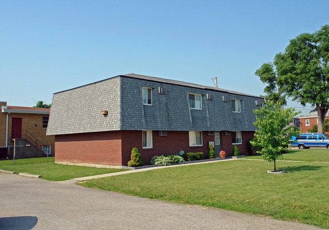 Crystal's Corner Apartments in Fairborn, OH - Building Photo - Building Photo