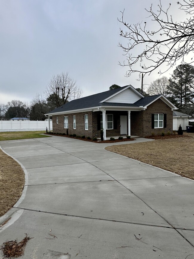 708 W Parrish Dr in Benson, NC - Building Photo - Building Photo