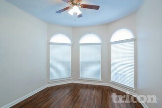 810 Forest Hillside Ln in Houston, TX - Foto de edificio - Building Photo