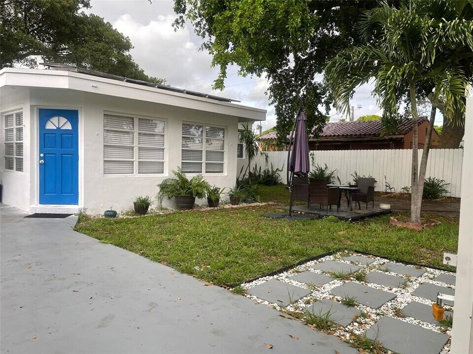 2111 Adams St in Hollywood, FL - Building Photo