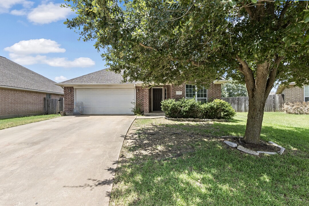 1017 Bougainvillea St in College Station, TX - Building Photo