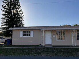 200 SW 11th St in Hallandale Beach, FL - Building Photo