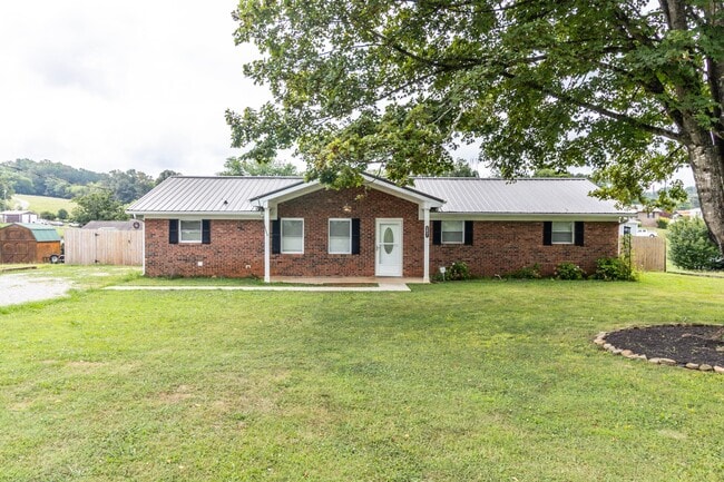 property at 2821 Vicksburg Ln