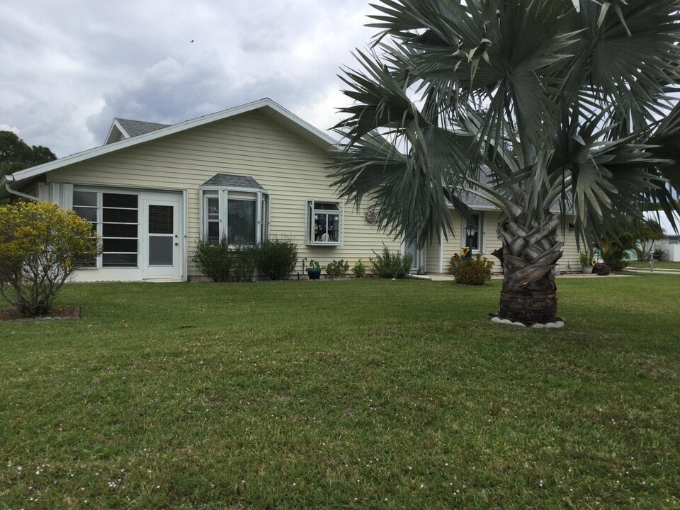 3882 SE Canvasback Pl in Stuart, FL - Building Photo