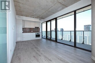 161-2161 Roehampton Ave in Toronto, ON - Building Photo - Building Photo