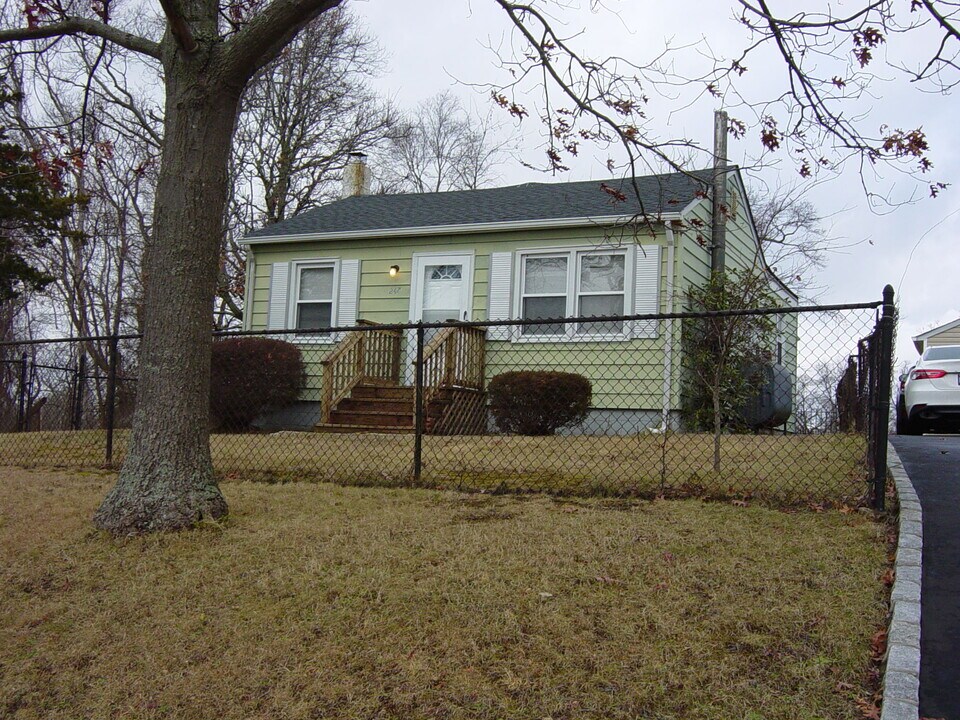 247 Smith Rd in Lake Ronkonkoma, NY - Building Photo