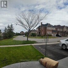 28 Lavallee Cres in Brampton, ON - Building Photo - Building Photo