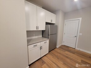 520 Lasko Ln in Sayreville, NJ - Foto de edificio - Building Photo