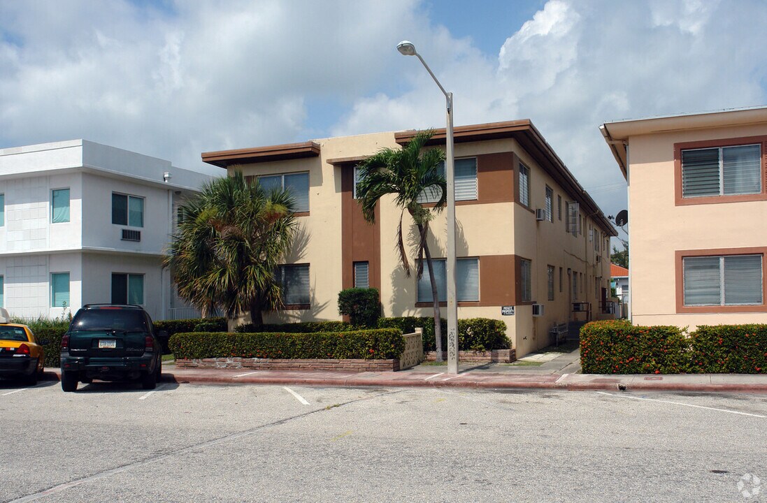7821 Byron Ave in Miami Beach, FL - Foto de edificio