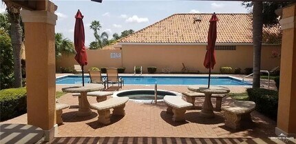 120 Yucca Ave in McAllen, TX - Foto de edificio - Building Photo